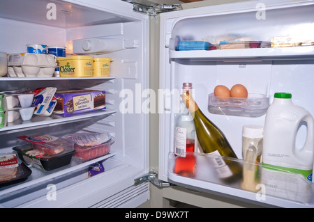 All'interno di un frigo pieno di cibo con la porta aperta Foto Stock