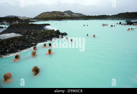 La gente la balneazione in laguna blu bagno geotermico resort in Islanda Foto Stock