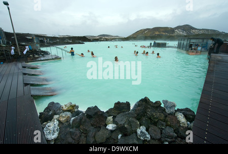 La gente la balneazione in laguna blu bagno geotermico resort in Islanda Foto Stock