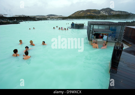 La gente la balneazione in laguna blu bagno geotermico resort in Islanda Foto Stock