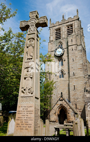 Monumento alla guerra e chiesa di San Gregorio città mercato di Bedale in estate North Yorkshire Inghilterra Regno Unito Gran Bretagna Foto Stock