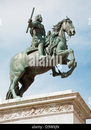 Madrid - Filippo IV di Spagna statua sul vertice del memorial vicino a opera Foto Stock