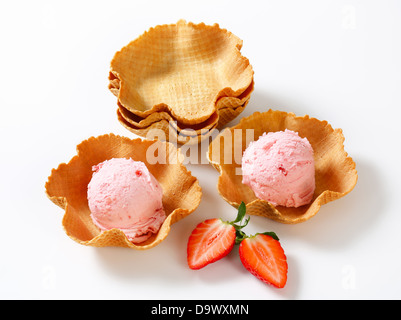 Palline di gelato alla fragola in cesti di cialda Foto Stock