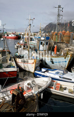 Barche da pesca e pile di granchio linea pots il dock a Sisimiut, Groenlandia, il paese del ghiaccio più settentrionale-free port. Foto Stock