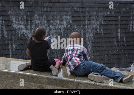 Detroit, Michigan - bambini guardare una fontana in Campo Marzio Park. Foto Stock