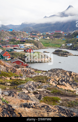 Aggrappati a una spiaggia rocciosa sulla Groenlandia del west coast, colorato Sisimiut è la seconda città del paese Foto Stock