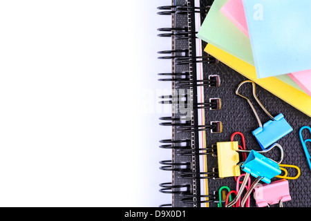 Cancelleria per ufficio isolato su bianco. Si torna a scuola concetto. Foto Stock