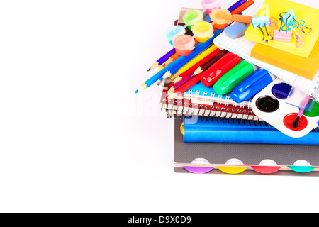 Cancelleria per ufficio isolato su bianco. Si torna a scuola concetto. Foto Stock