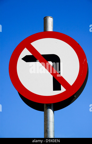 Il Regno Unito non svolta a sinistra cartello stradale Foto Stock