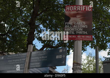 Anti aborto poster attaccato ad un lampione, Dublino, Irlanda. Foto Stock