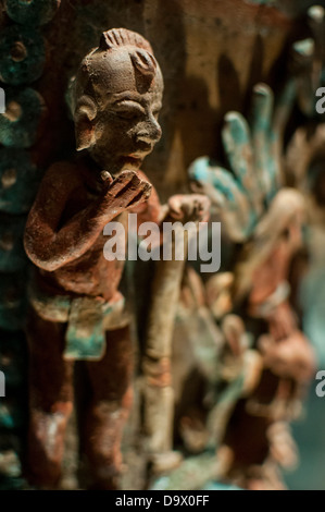 Olmec dio Prehispanic scultura attaccata a una pentola di creta, trovati in Cacaxtla sito archeologico, in Tlaxcala, Messico Foto Stock