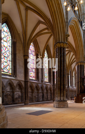 Lincoln - vetrata a sostanze caustiche sul lato sud della navata centrale all interno della cattedrale, Lincoln, Lincolnshire, Regno Unito, Europa Foto Stock