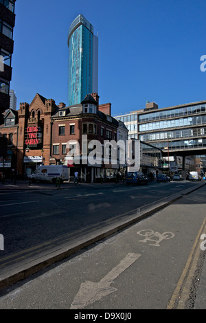 Hurst Street con il Beetham Tower in background, Birmingham, Inghilterra Foto Stock