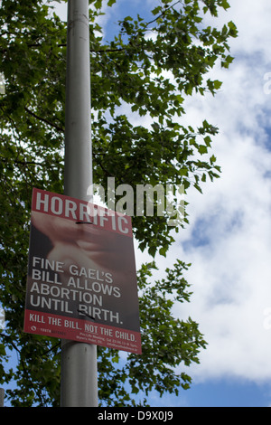 Anti aborto poster attaccato ad un lampione, Dublino, Irlanda. Foto Stock