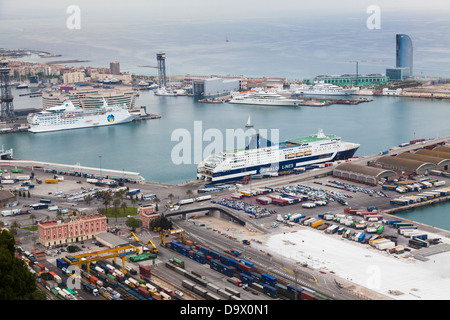 Alta Vista di ferrovie e di navi da crociera di attraccare in porto di Barcellona. Foto Stock