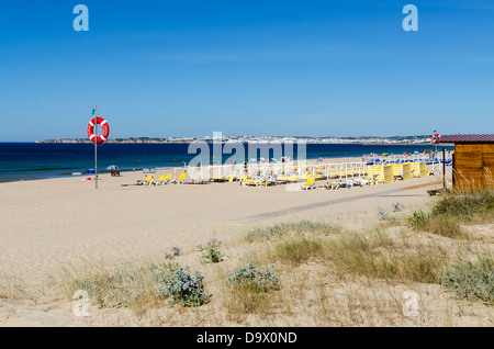 Giallo i lettini sulla spiaggia deserta a Alvor in Portogallo Foto Stock