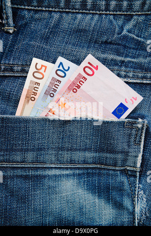 Le banconote in euro in tasca dei jeans blu pantaloni. Foto Stock