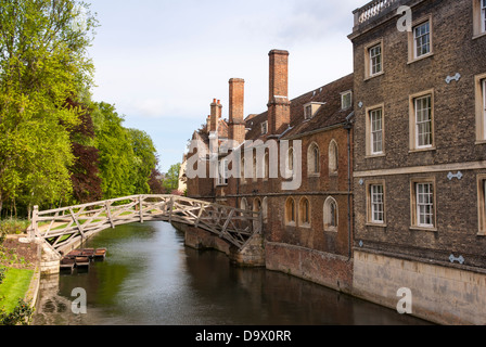 Il ponte di legno, comunemente noto come il Ponte di matematica, Queen's College, Università di Cambridge, Inghilterra. Foto Stock