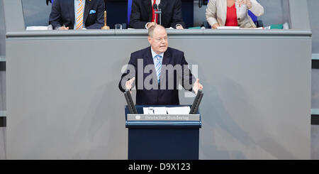 Berlino, Germania. Il 27 giugno, 2013. Angela Merkel dà una dichiarazione del governo sulla questione del passato Vertice del G8 e sul prossimo Consiglio europeo il 27 e 28 giugno a Bruxelles presso il parlamento tedesco a Berlino. / Immagine: Peer Steinbrueck (SPD), cancelliere SPD candidato, parla dopo il governo statemen sulla questione del passato Vertice del G8 e sul prossimo Consiglio europeo il 27 e 28 giugno a Bruxelles presso il parlamento tedesco a Berlino. Credito: Reynaldo Chaib Paganelli/Alamy Live News Foto Stock