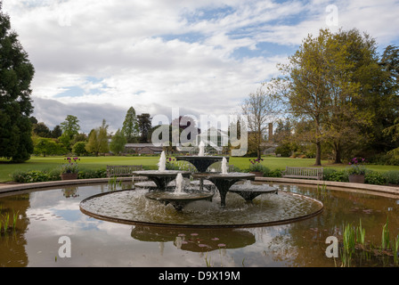 Fontana in Cambridge University Botanic Garden, Cambridge, Cambridgeshire, East Anglia, Inghilterra. Foto Stock