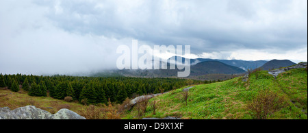 La nebbia meteo in montagna, 180 panorama gradi Foto Stock