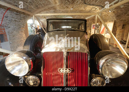 Una Horch 830 sorge in un salone espositivo del museo di stato di Coblenza, Germania, 27 giugno 2013. Auto d'epoca e molti altri exibits sono mostrati a th exhibition "idee parcheggio - le etichette dal Palatinato' apertura venerdì 28 giugno 2013. Foto: THOMAS FREY Foto Stock