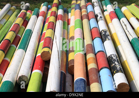 Le barre colorate utilizzati per attività di equitazione ostacoli Foto Stock