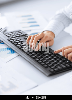 Donna mani digitando sulla tastiera Foto Stock