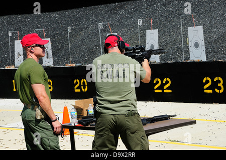 Swat ai membri del team di tiro fucili automatici o AR presso l FBI gamma pratica nei pressi di Chicago. Foto Stock