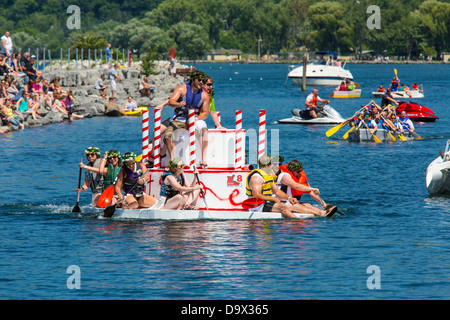 Xx annuale di Watkins Glen Festival Waterfront & imbarcazioni di cartone regata svoltasi nel porto di Watkins Glen New York Foto Stock