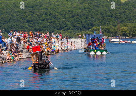 Xx annuale di Watkins Glen Festival Waterfront & imbarcazioni di cartone regata svoltasi nel porto di Watkins Glen New York Foto Stock