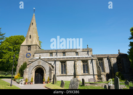 San Michele e Tutti gli Angeli Chiesa Parrocchiale, Taddington, Parco Nazionale di Peak District, Derbyshire, in Inghilterra. Foto Stock