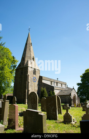 San Michele e Tutti gli Angeli Chiesa Parrocchiale, Taddington, Parco Nazionale di Peak District, Derbyshire, in Inghilterra. Foto Stock