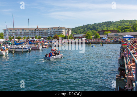 Xx annuale di Watkins Glen Festival Waterfront & imbarcazioni di cartone regata svoltasi nel porto di Watkins Glen New York Foto Stock