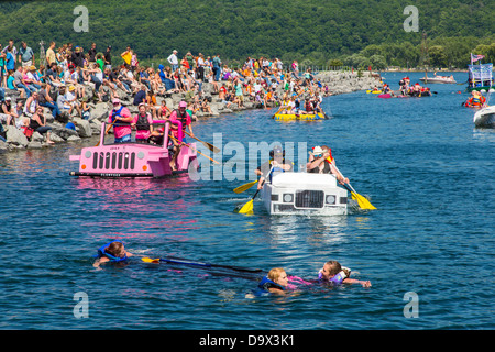 Xx annuale di Watkins Glen Festival Waterfront & imbarcazioni di cartone regata svoltasi nel porto di Watkins Glen New York Foto Stock