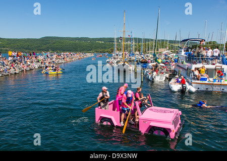 Xx annuale di Watkins Glen Festival Waterfront & imbarcazioni di cartone regata svoltasi nel porto di Watkins Glen New York Foto Stock