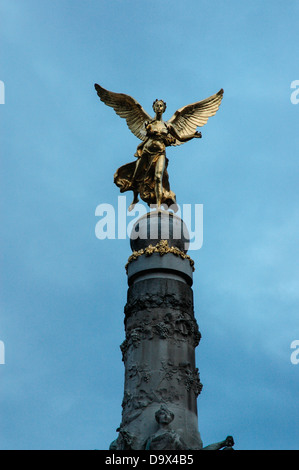 Luccicanti oro statua della Vittoria Alata sul Sube Fontana, Place Drouet-d'Erlon, Reims, Francia Foto Stock