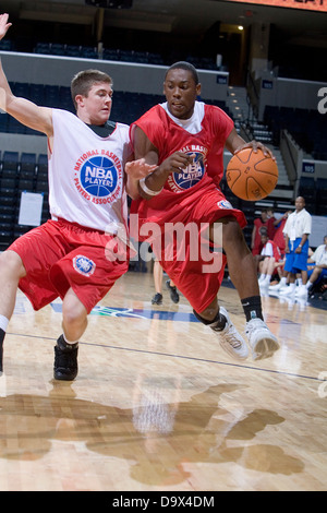 Andrew Steele (Birmingham, AL / John Carroll) dribbling intorno Rotnei Clarke (Claremore, OK / Verdigris). La National Basketball Players Association tenne un accampamento per la Top 100 di alta scuola di prospettive di basket presso la John Paul Jones Arena presso l'Università della Virginia di Charlottesville, VA a partire dal 20 giugno 2007 al 23 giugno 2007. Foto Stock