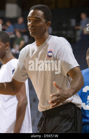 Ex giocatore di basket Ralph Sampson allenatori durante la NBPA Top 100 Camp. La National Basketball Players Association tenne un accampamento per la Top 100 di alta scuola di prospettive di basket presso la John Paul Jones Arena presso l'Università della Virginia di Charlottesville, VA a partire dal 20 giugno 2007 al 23 giugno 2007. Foto Stock