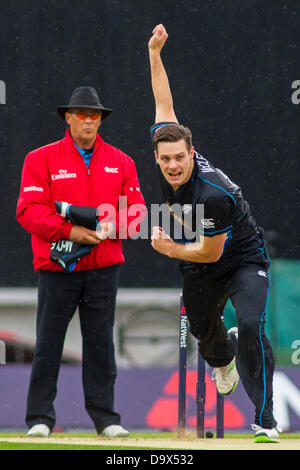 Londra, Regno Unito. Il 27 giugno 2013. Nuova Zelanda ventole McClenaghan Mitchell, bowling durante la NatWest T20 international cricket corrispondono alla Kia Oval Cricket Ground su Giugno 27, 2013 a Londra, Inghilterra. (Foto di Mitchell Gunn/ESPA/Alamy Live News) Foto Stock
