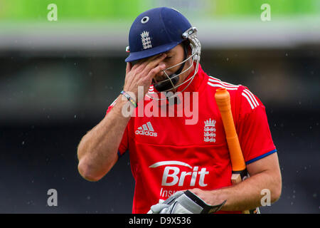 Londra, Regno Unito. Il 27 giugno 2013. L'Inghilterra del Michael Lumb, passeggiate off dopo essere stata licenziata durante la NatWest T20 international cricket corrispondono alla Kia Oval Cricket Ground su Giugno 27, 2013 a Londra, Inghilterra. (Foto di Mitchell Gunn/ESPA/Alamy Live News) Foto Stock