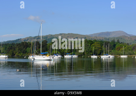 Barche sul Lago di Windermere Foto Stock