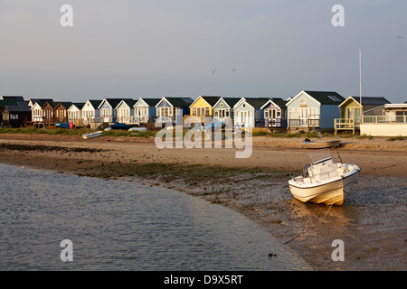 Luce serale sulle capanne sulla spiaggia a Hengistbury Head, Mudeford Spit, Christchurch, Dorset UK nel mese di giugno Foto Stock