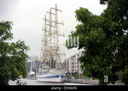 Il russo tre master 'Mir' in Wilhelmshaven si trova attraccata al molo di Wilhelmshaven, Germania, 27 giugno 2013. Il Mir, uno dei più grandi Tall navi in tutto il mondo, è dovuto a salpare senz'altro il 30 giugno 2013. Foto: Ingo Wagner Foto Stock