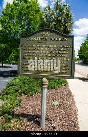 DOOLITTLE predatori che simboleggia la forza e la resistenza del Sud Carolinians, questi alberi di Palmetto commemorare il Columbia addestrato Doolittle Raiders il cui coraggio e il patriottismo nelle prime ore della II Guerra Mondiale raccolse una nazione beleagured per salvare la civiltà occidentale e di tutto il genere umano da una discesa in un'altra età buia. Presentato per la città di Columbia dalla Columbia verde e John e Mary Rainey in occasioni dei Raiders' cinquantesimo (1992) e il sessantesimo (2002) Riunioni. Foto Stock