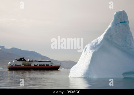 MS FRAM ancorata nei pressi di un gigantesco iceberg a Uummannaq, Groenlandia Foto Stock