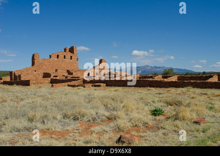 La missione di San Gregorio de Abo sorge su un campo erboso alla base del Manzano Montagne in central New Mexico. Foto Stock