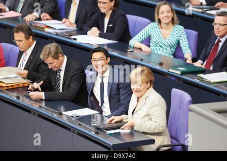 Berlino, Germania. Il 27 giugno 2013. Angela Merkel dà una dichiarazione del governo sulla questione del passato Vertice del G8 e sul prossimo Consiglio europeo il 27 e 28 giugno a Bruxelles presso il parlamento tedesco a Berlino. / Immagine: nella foto insieme: Hans-Peter Friedrich (CSU), Ministro federale degli Interni, Guido Westerwelle, il Ministro degli esteri tedesco Philipp Roesler (FDP), Ministro federale dell'Economia e della tecnologia, e Angela Merkel (CDU), il Cancelliere tedesco. Credito: Reynaldo Chaib Paganelli/Alamy Live News Foto Stock