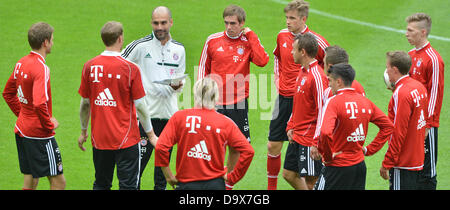 Il Bayern Monaco di Baviera allenatore Pep Guardiola (3 L) incarica i suoi giocatori portiere Manuel Neuer (2 L) , team capitano Philipp Lahm (C), Thomas Mueller (L) e gli altri durante la sessione di pratica della Bundesliga club di calcio FC Bayern Monaco di Baviera A Monaco di Baviera, Germania, il 27 giugno 2013. Foto: Peter Kneffel Foto Stock