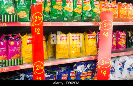 Crisps in Asda supermercato negozio, Inghilterra, Regno Unito Foto Stock